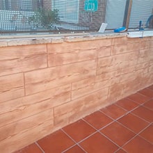 Foto 09V - Muro separacion patio en hormigón impreso vertical
